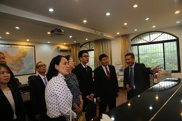 越南宗教委代表团访问华东神学院 越南宗教委代表团访问华东神学院